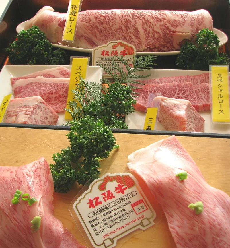 落ち着いた照明の個室で焼肉の卓を囲める上質な会食向け席の風景