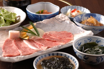 やわらかな自然光が差し込む焼肉店の木のテーブル席にランチの気配が漂う店内風景