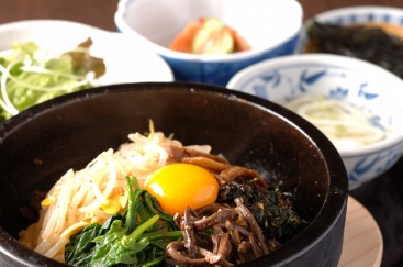 木の天板に松阪牛の焼肉ランチと小鉢が整然と並ぶ上質で静かな昼食風景