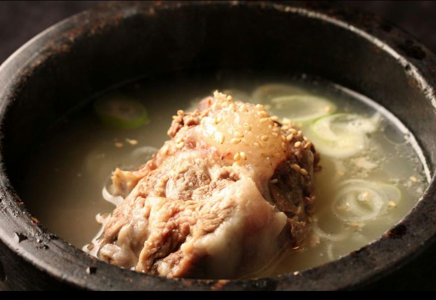 炭火で焼き上げる松阪牛と立ちのぼる湯気が伝わる卓上の一場面