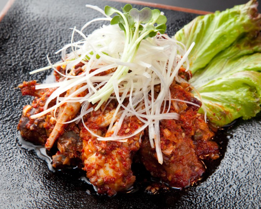 落ち着いた店内で焼肉を囲む和やかな食事のひととき