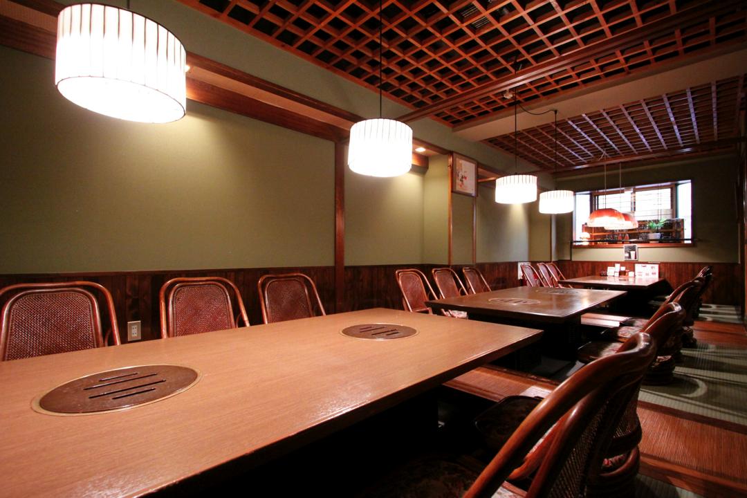 焼肉店のテーブル風景