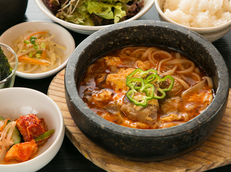 参鶏湯やパジョンなど本格韓国料理が並ぶ温かな食卓