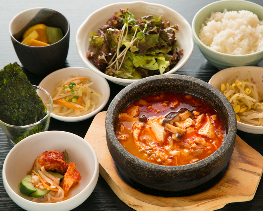 石焼ビビンバや純豆腐など韓国料理のランチメニューが並ぶ食卓の風景