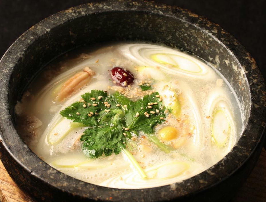 参鶏湯やパジョン、チャプチェなど韓国伝統料理が並ぶ温かな食卓写真