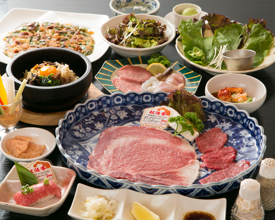 韓国情緒を感じる上質な個室空間に焼肉用の卓が整えられた会食向けの席