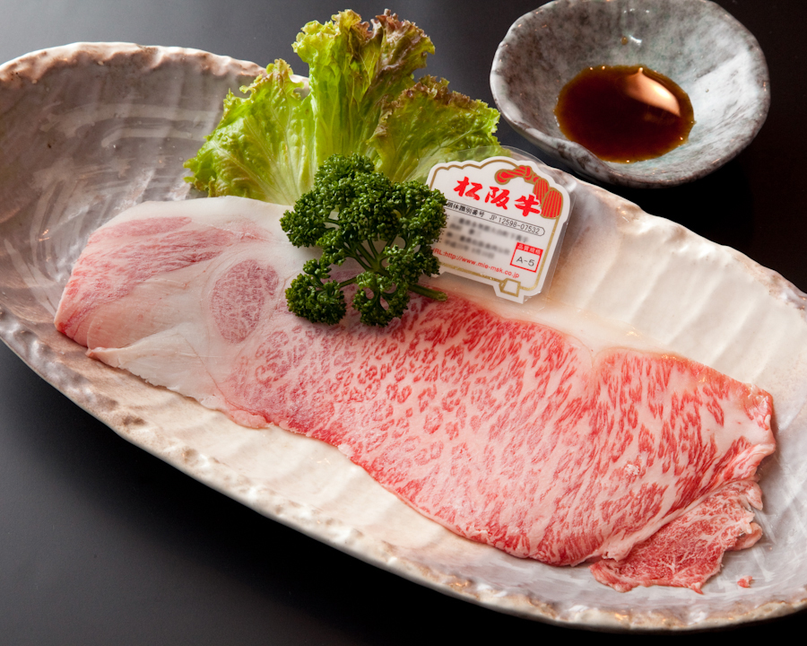 やわらかな照明に包まれた焼肉店の個室テーブル席を横から見た写真