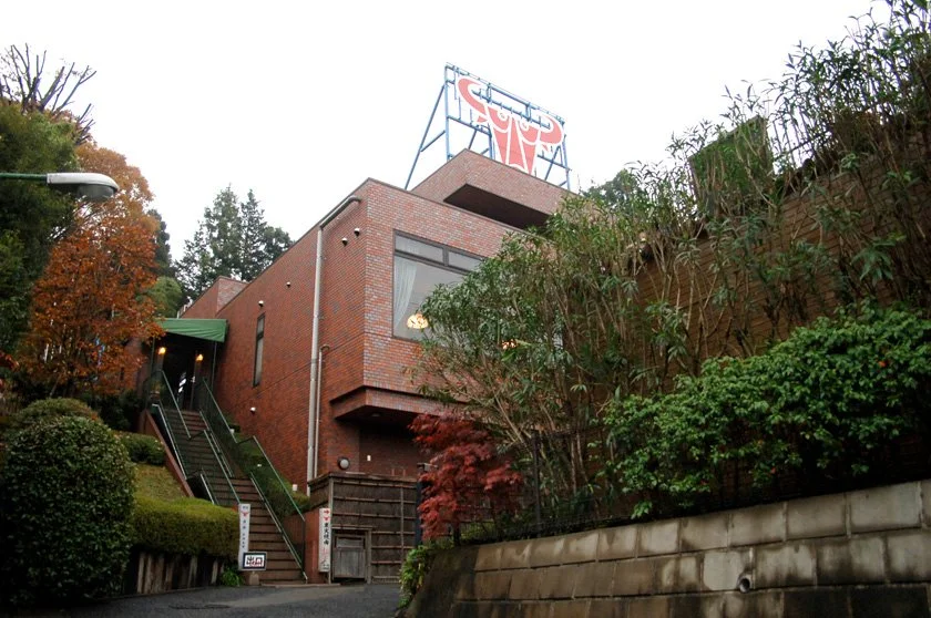 広めの通路に面した掘込み座敷と個室席が整う八王子宇津木亭の内観