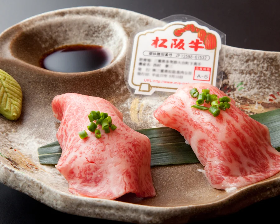 キムチやナムル、小鉢が並び食事の広がりが感じられる卓上の一場面
