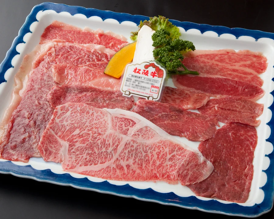 厚みのある肉の断面と艶がわかる近距離の料理写真