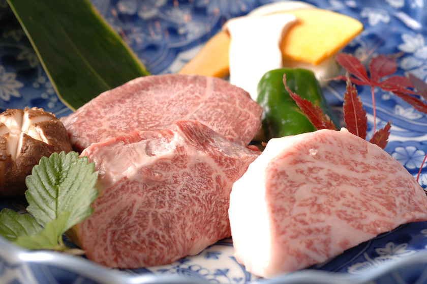 脂の軽さと赤身の旨みが伝わる焼肉用の和牛を美しく並べた皿